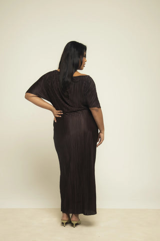 Curve Drop shoulder plisse midaxi dress in chocolate
