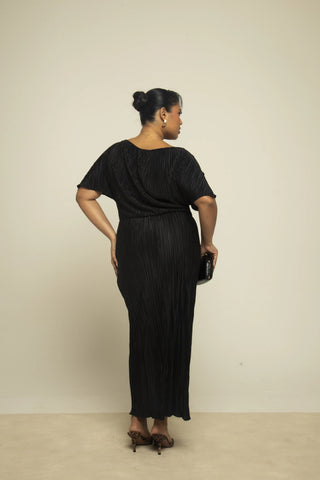 Curve plisse drop shoulder black midaxi dress