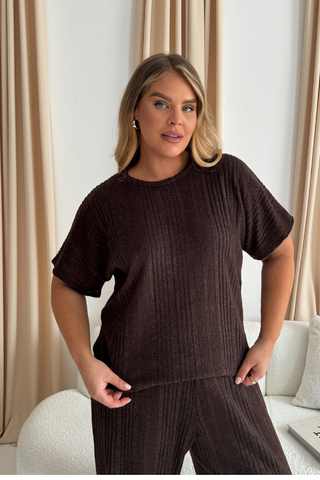 Curve knitted round neck tee in Chocolate