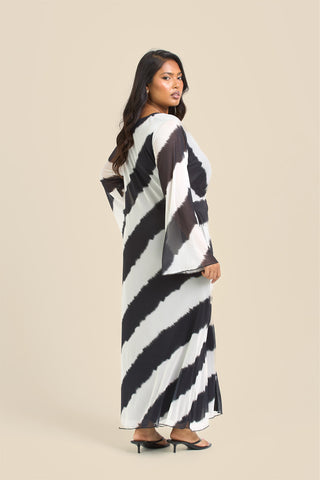 Curve Monochrome Twist Front Plunge Flare Sleeved Midi Dress